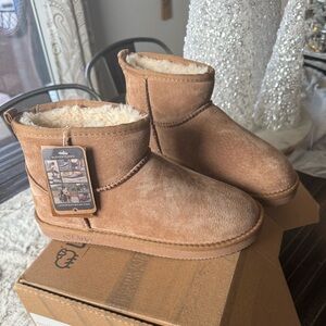 Lamo Chestnut Suede Boots with Plush Lining New in Box